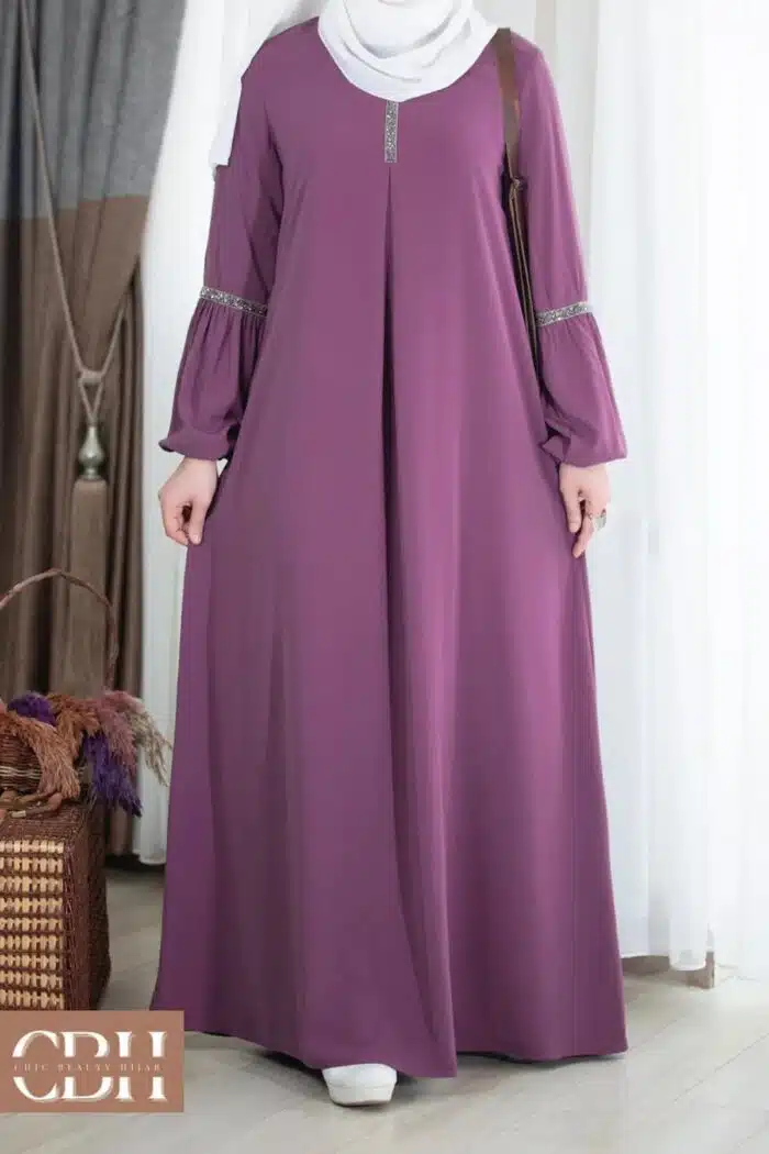 Abaya violine élégante aux finitions brillantes