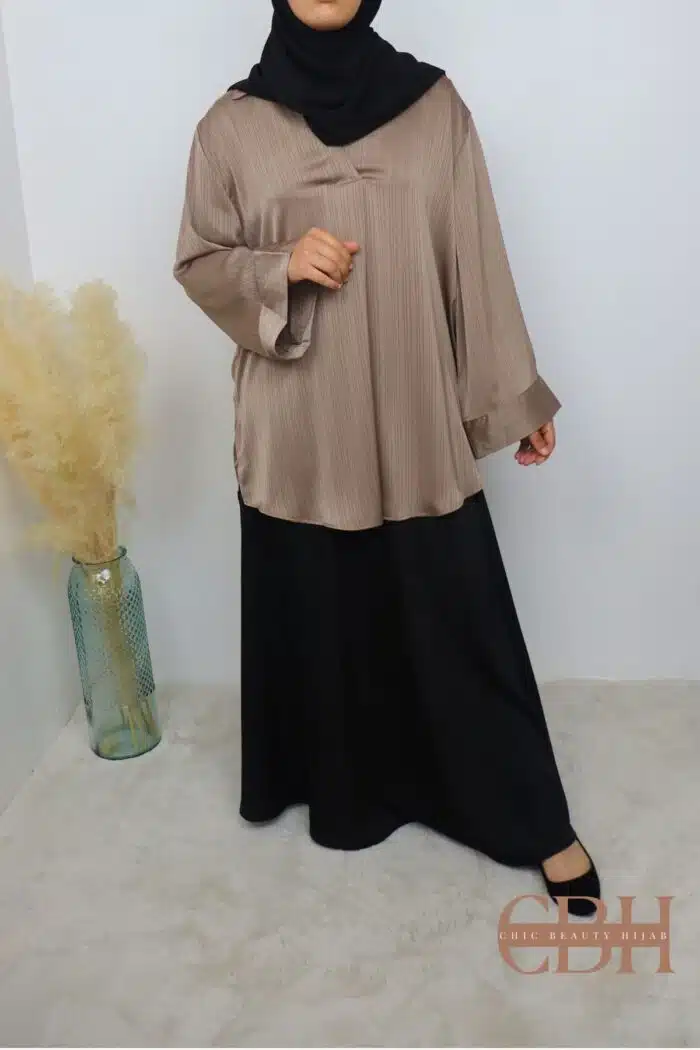 Chemise longue femme satin plissé moka portée – look élégant et fluide