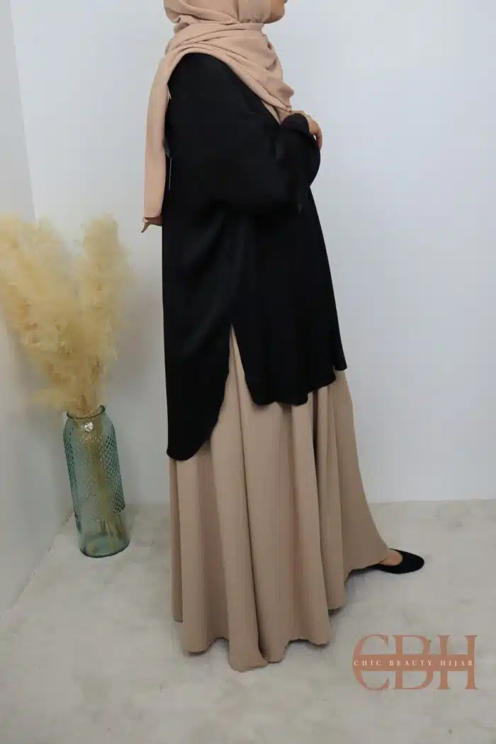 Vue de dos chemise satin plissé noire – tombé long et opaque