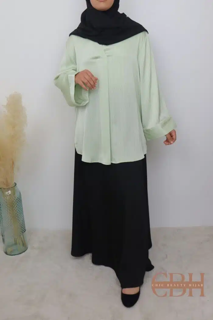 Chemise longue satin plissé verte portée – look élégant et fluide