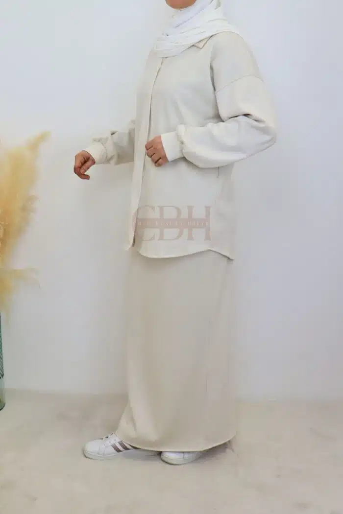 Tenue femme en velours crème, coupe fluide et confortable