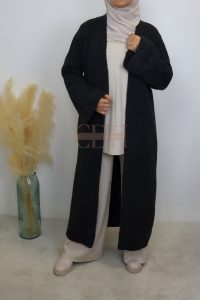 Cardigan en laine couleur noir, style chic et moderne