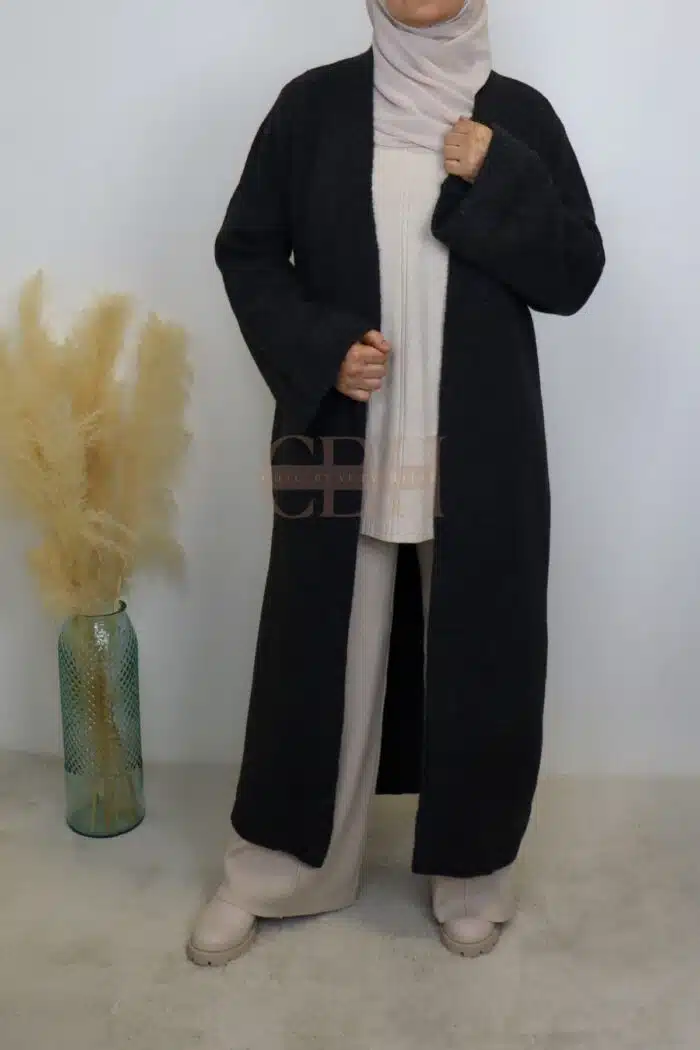 Cardigan en laine couleur noir, style chic et moderne