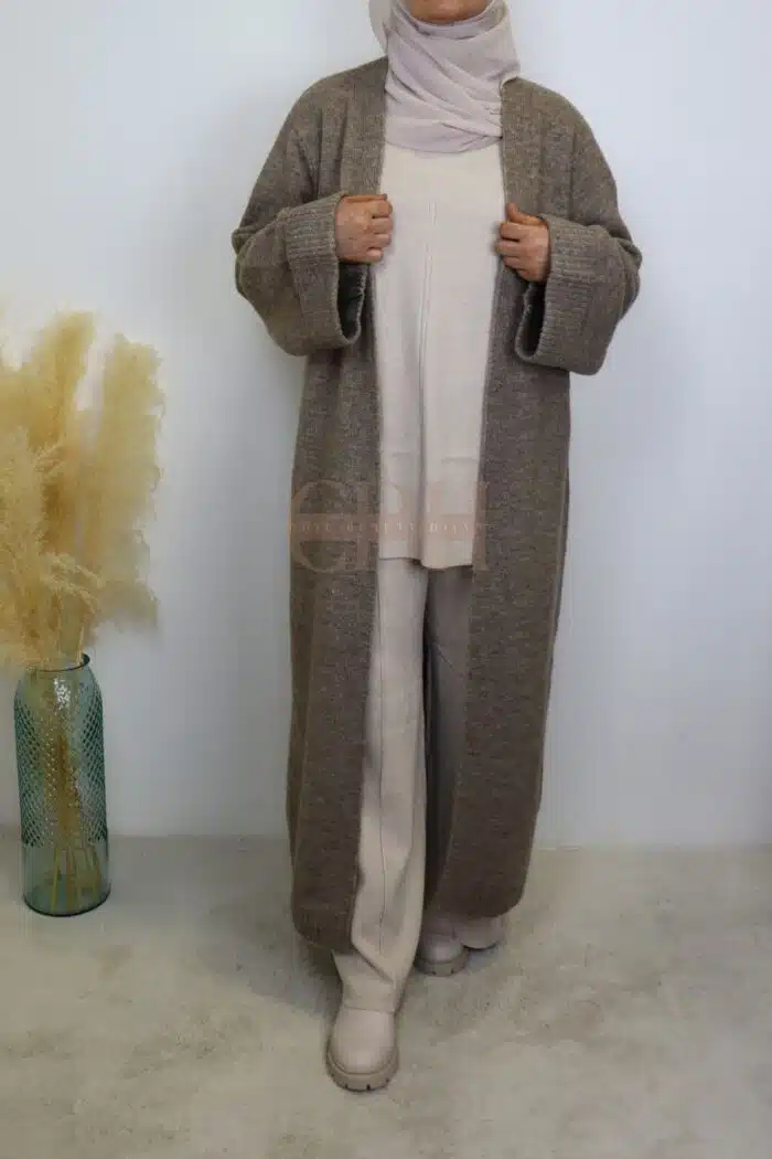 Cardigan en laine taupe pour femme, coupe élégante et confortable