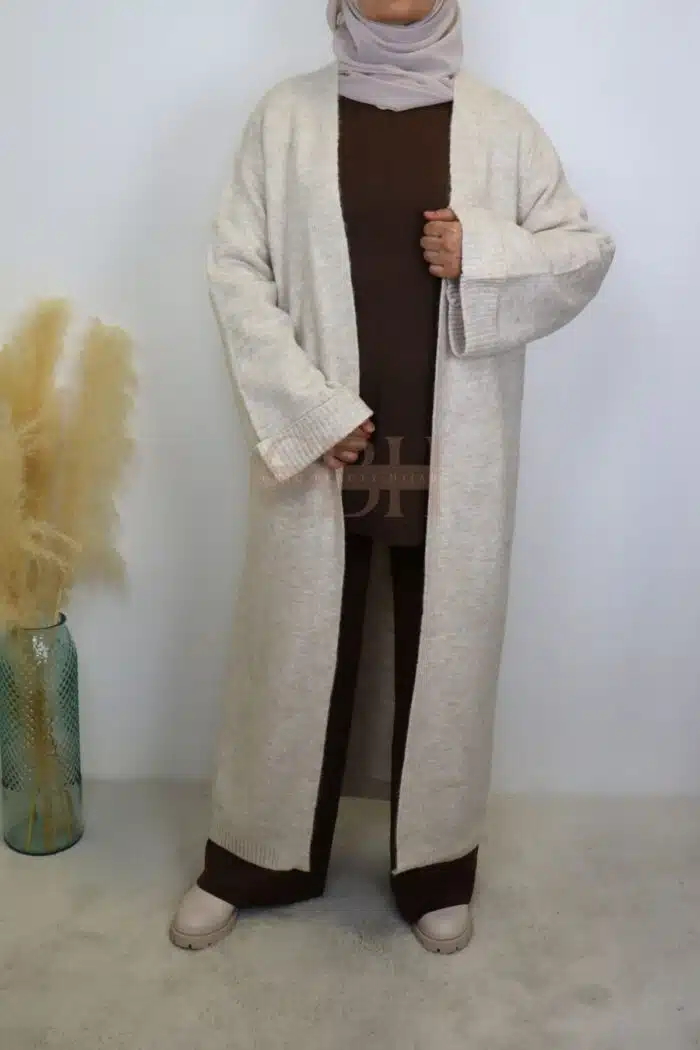 Cardigan en laine crème, idéal pour une tenue élégante et chaleureuse
