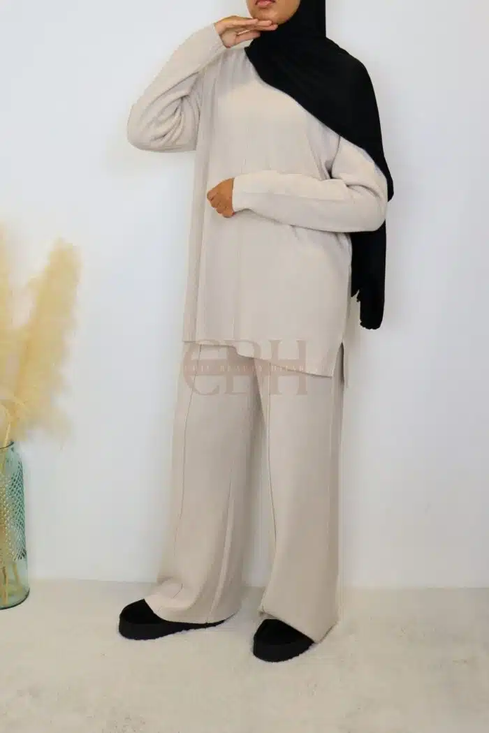 Ensemble femme en maille beige style modeste