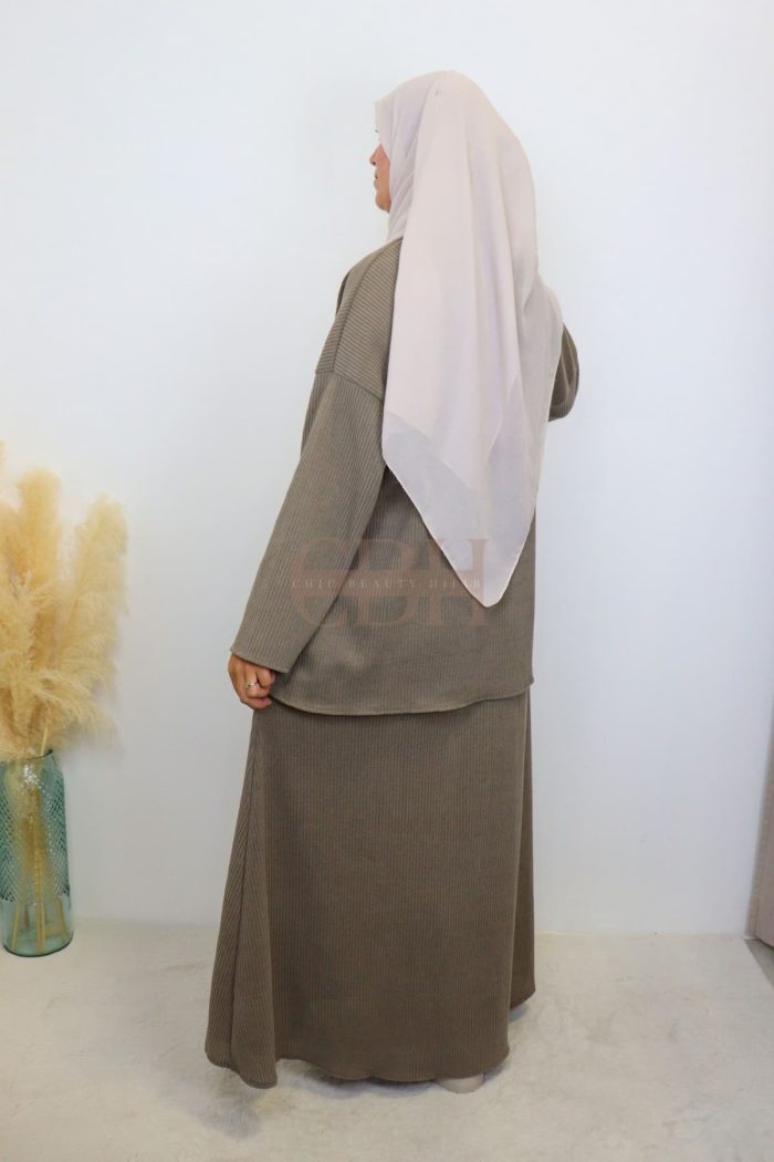 Ensemble jupe velours côtelé taupe tenue élégante hiver