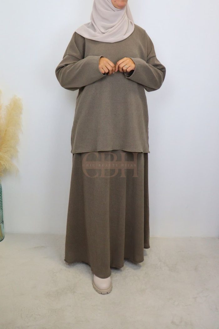 Ensemble jupe taupe en velours côtelé chic et confortable
