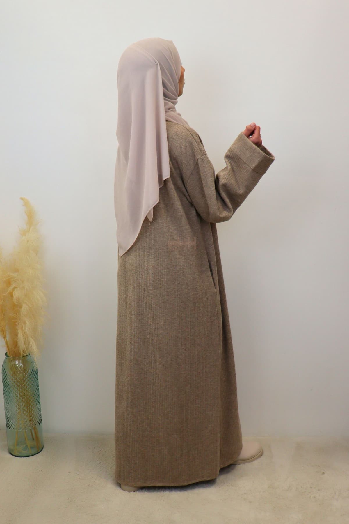 Abaya en velours Lina Taupe avec coupe fluide et élégante