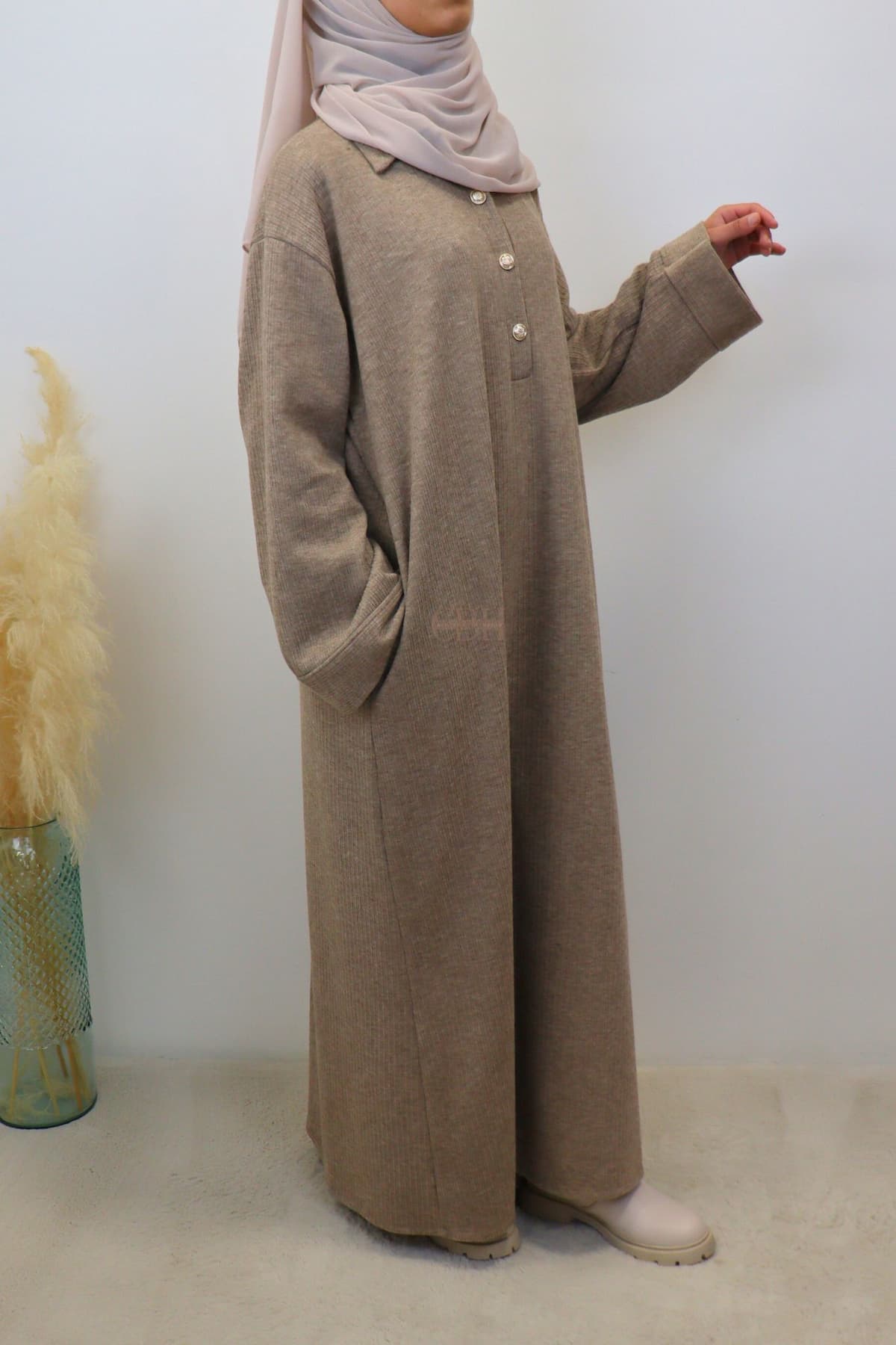 Détail du tissu velours taupe de la Abaya Lina haut de gamme