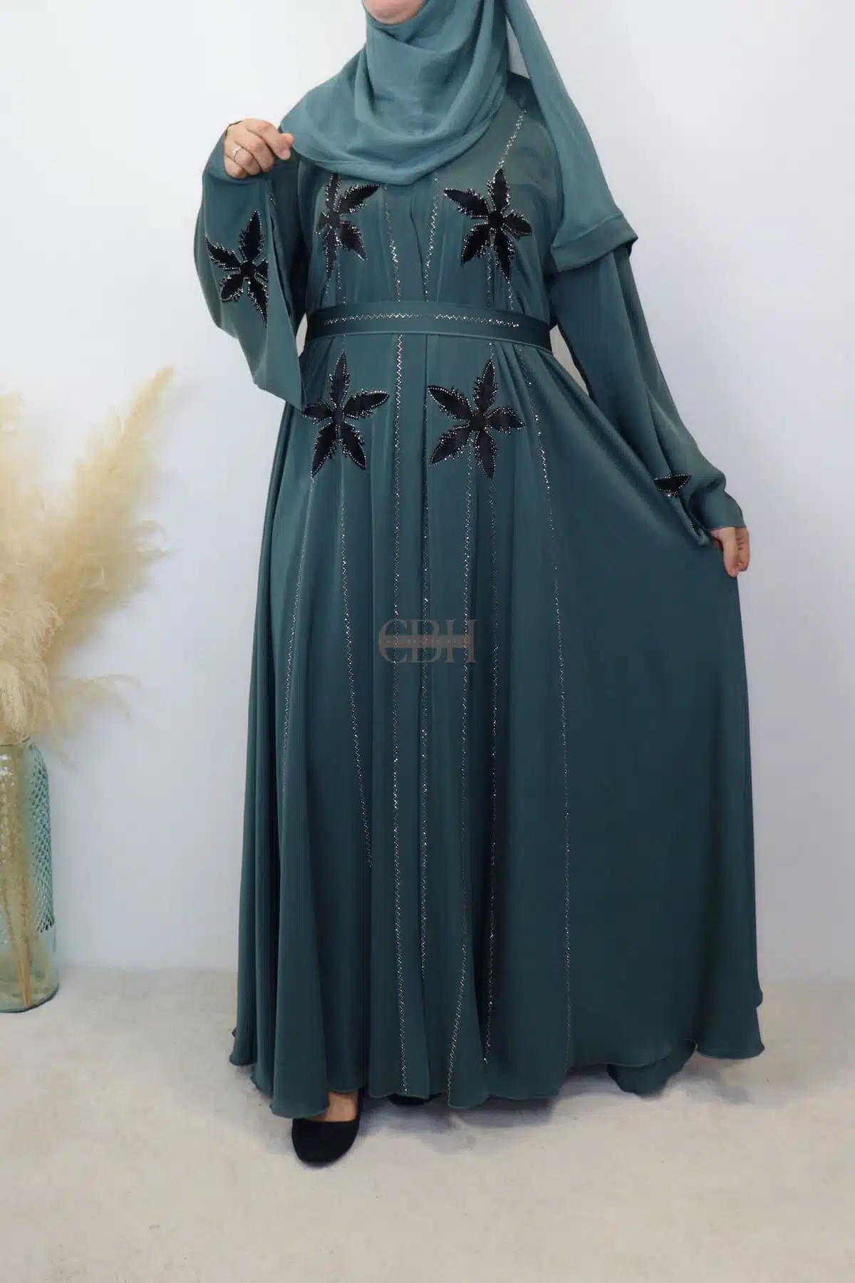 Abaya Dubaï évasée Inaya pour femmes, broderie fine et perles raffinées