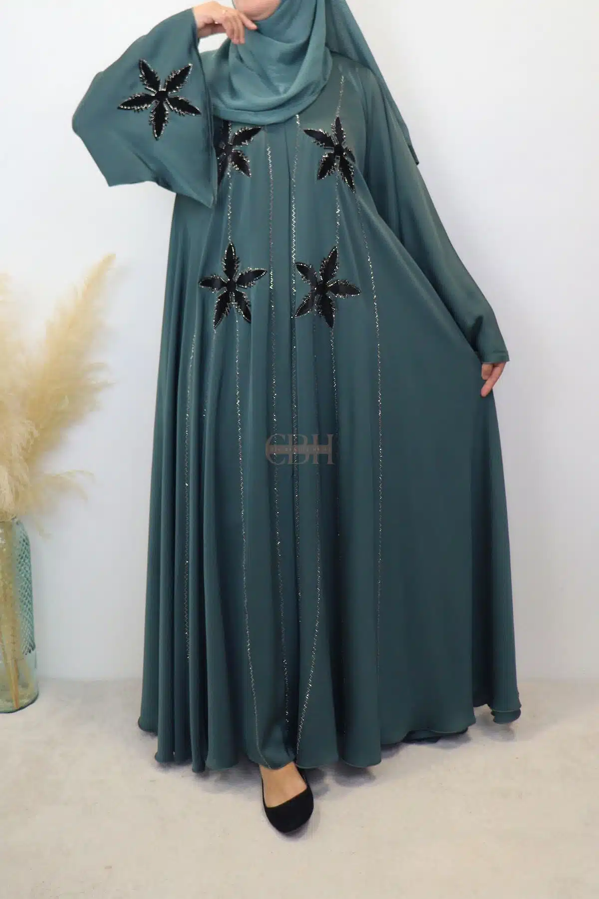 Abaya élégante Inaya Dubaï avec détails brodés et perles pour femme