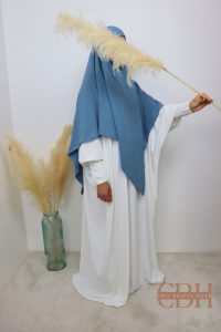 Le khimar jazz : une pièce indispensable pour un look à la fois moderne et raffiné. Avec sa coupe impeccable et ses matériaux de qualité, il complétera à merveille toutes vos tenues